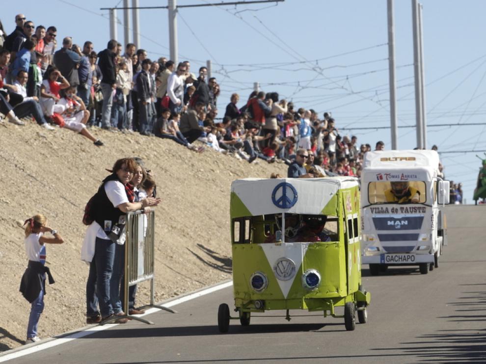 Dos participantes en la carrera de autos locos de las Fiestas del Pilar 2012
