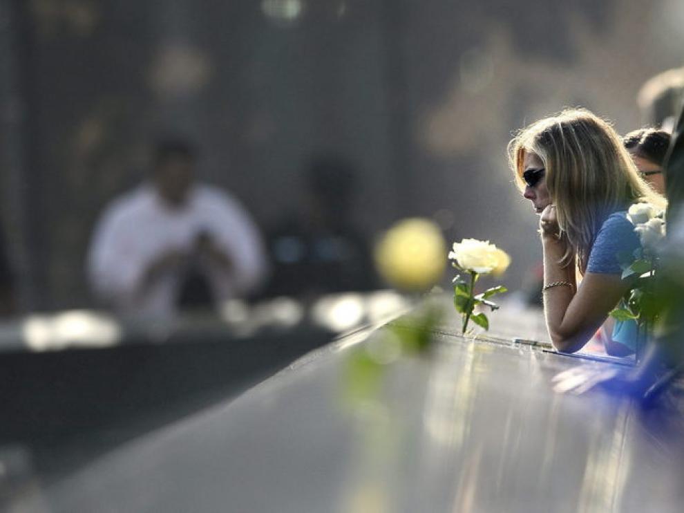 Una mujer reza en el Memorial del 11-S.