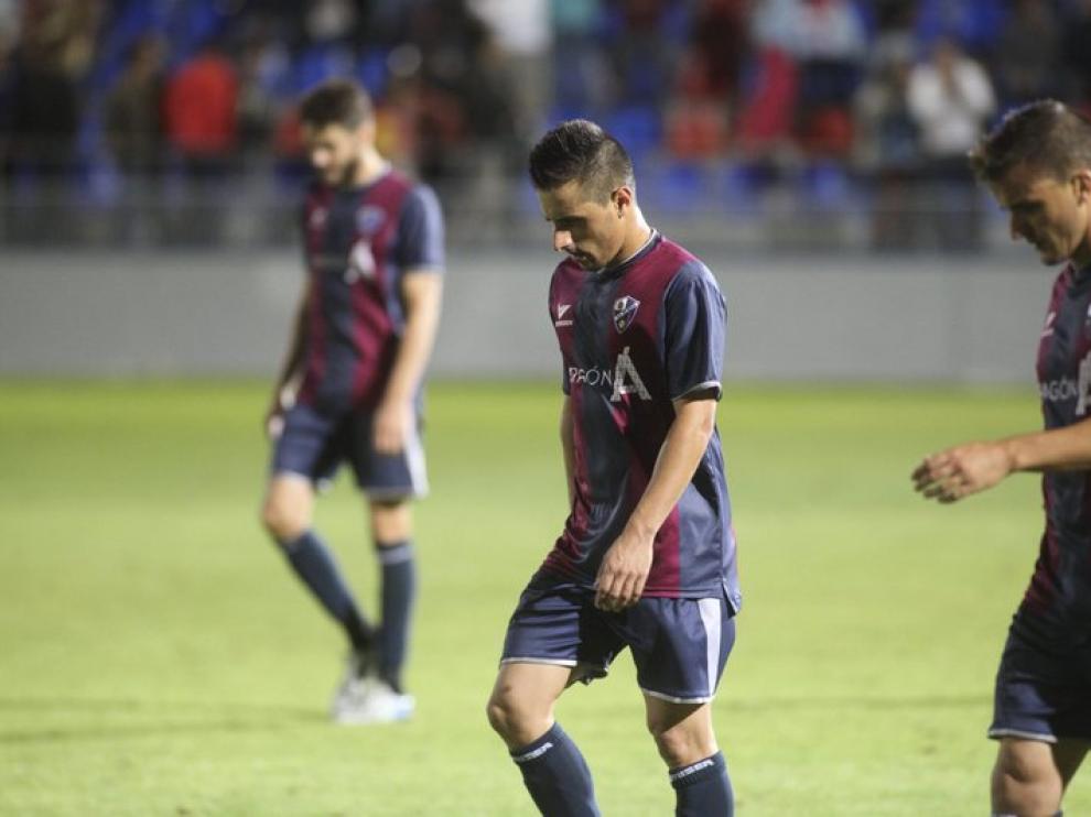 Los jugadores azulgranas abandonan cariacontecidos El Alcoraz