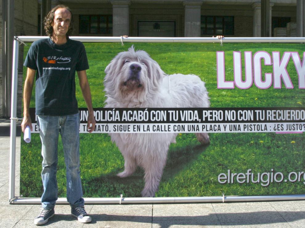 Nacho Paunero, presidente de El Refugio, a la puerta del juzgado nº 8 en Zaragoza