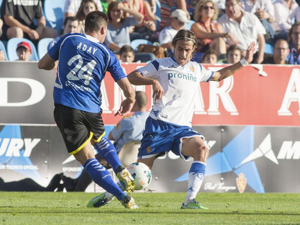 El jugador del Real Zaragoza David Cortés, en el duelo con el Tenerife