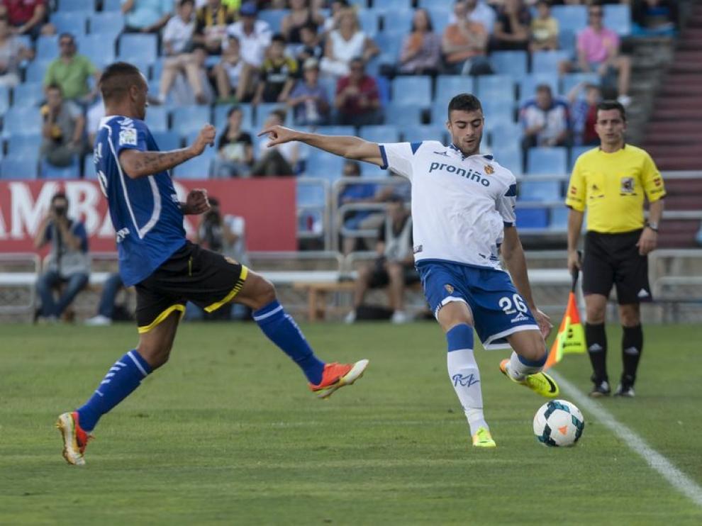 Diego Rico, con la camiseta del Real Zaragoza en la que figura la publicidad de 'Proniño'