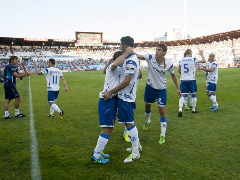 Los jugadores del Real Zaragoza celebran un gol ante el Tenerife