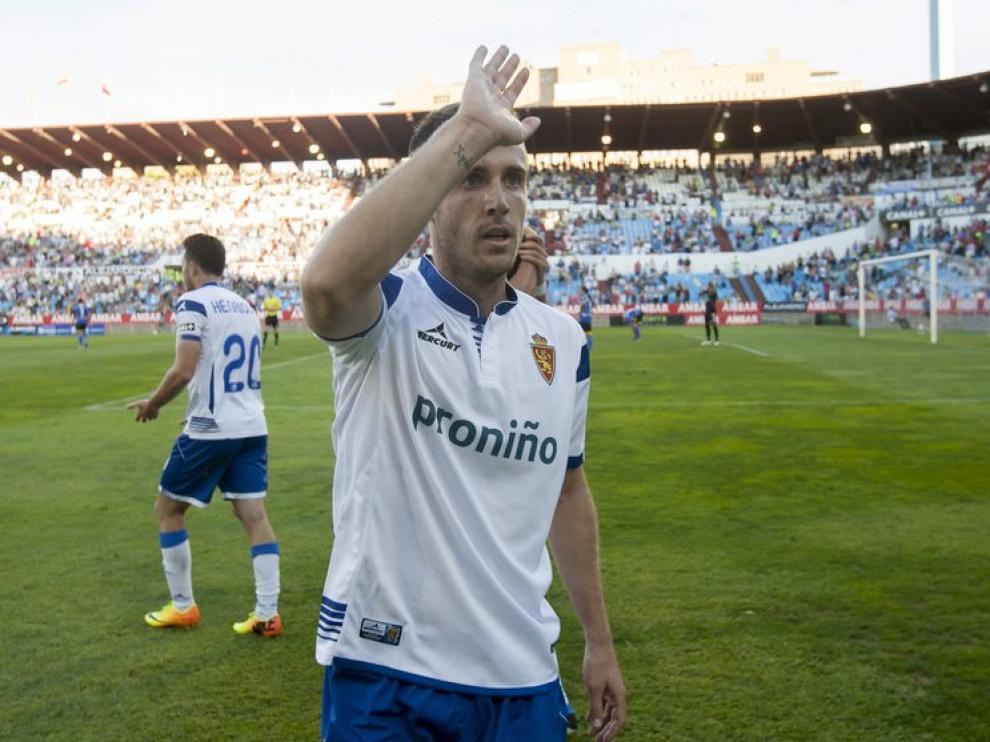 El jugador del Real Zaragoza Paco Montañés celebra un gol en La Romareda