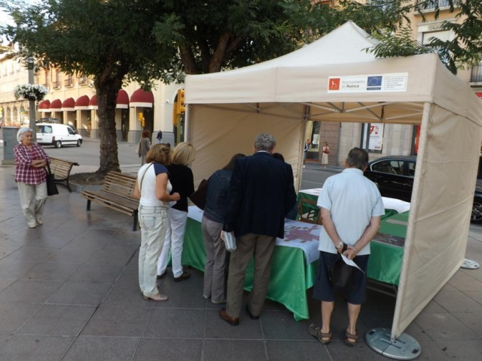 Carpa informativa instalada este lunes en la plaza de Navarra de Huesca