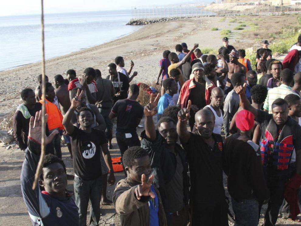 Foto de archivo. Grupo de inmigrantes en Ceuta.