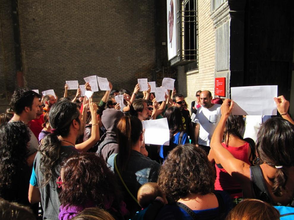 Protesta ante el Museo Pablo Gargallo durante el casting para el parque Delicias