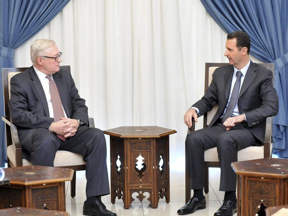 Bashar Al Asad, junto al viceministro de exteriores ruso, Serguéi Riabkov.
