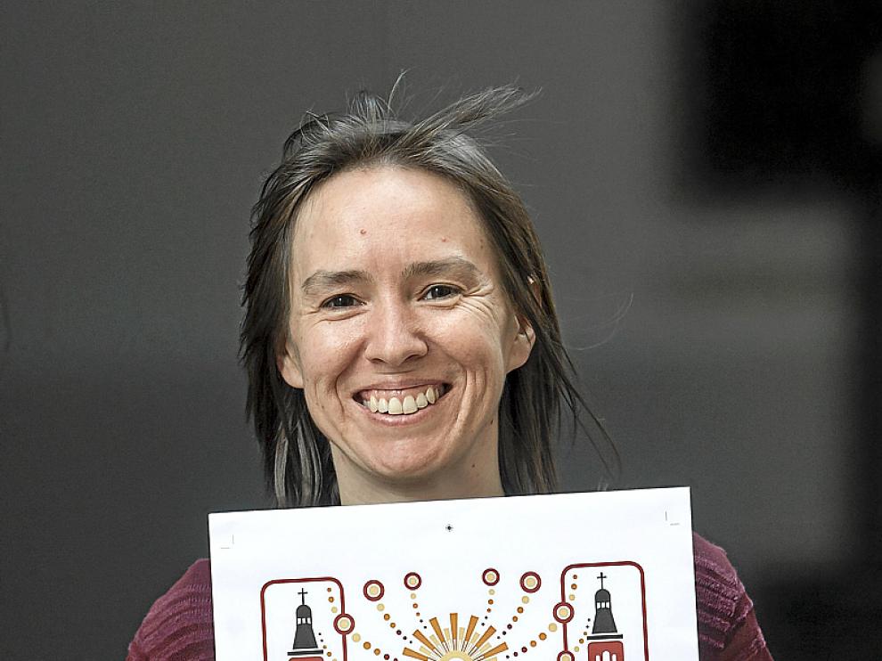Elena Acerete sostiene el diseño con el que ha ganado el concurso de Heraldo