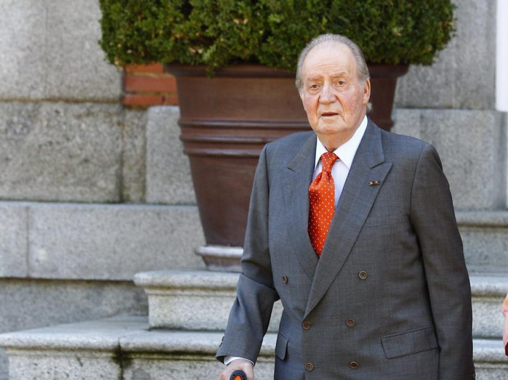 Don Juan Carlos utiliza muletas para ayudarse a caminar