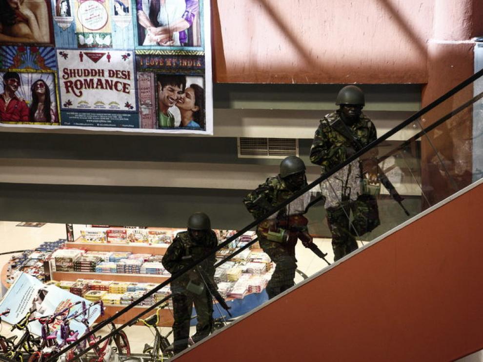 Soldados, en el centro comercial