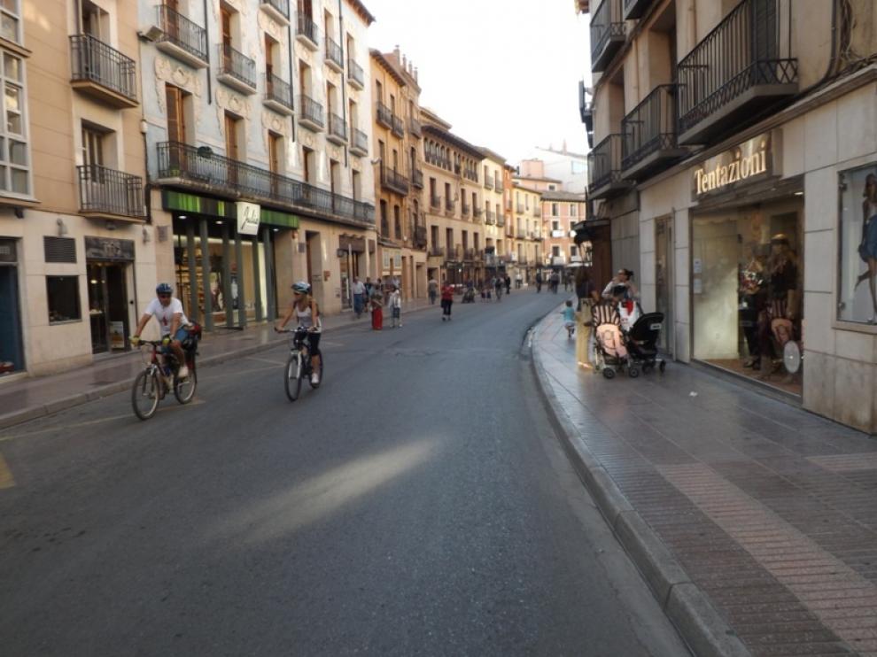 Paseantes en el Coso Alto.