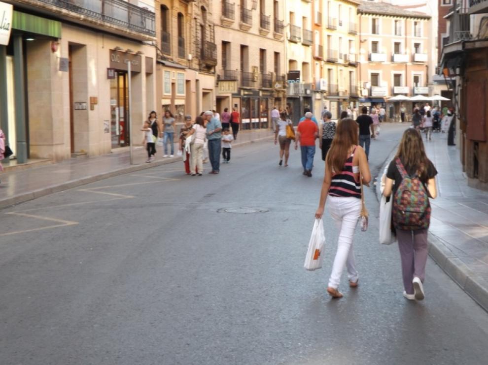Peatones por el Coso, este lunes.