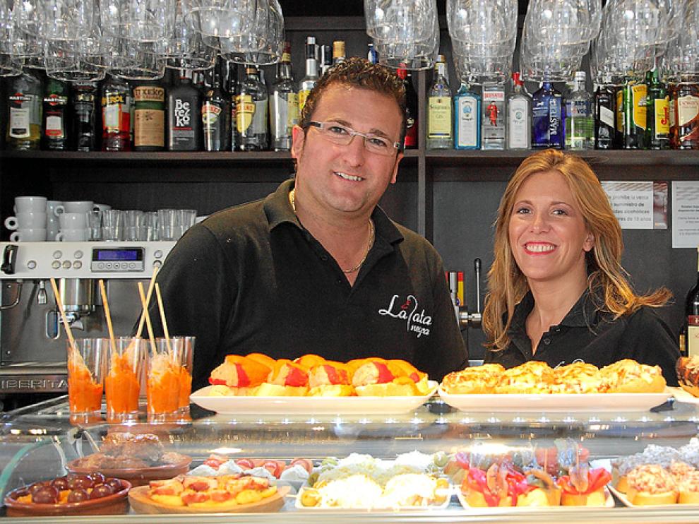 Rubén San Juan y Mariangel Cuartero, en la barra de La Pata Negra