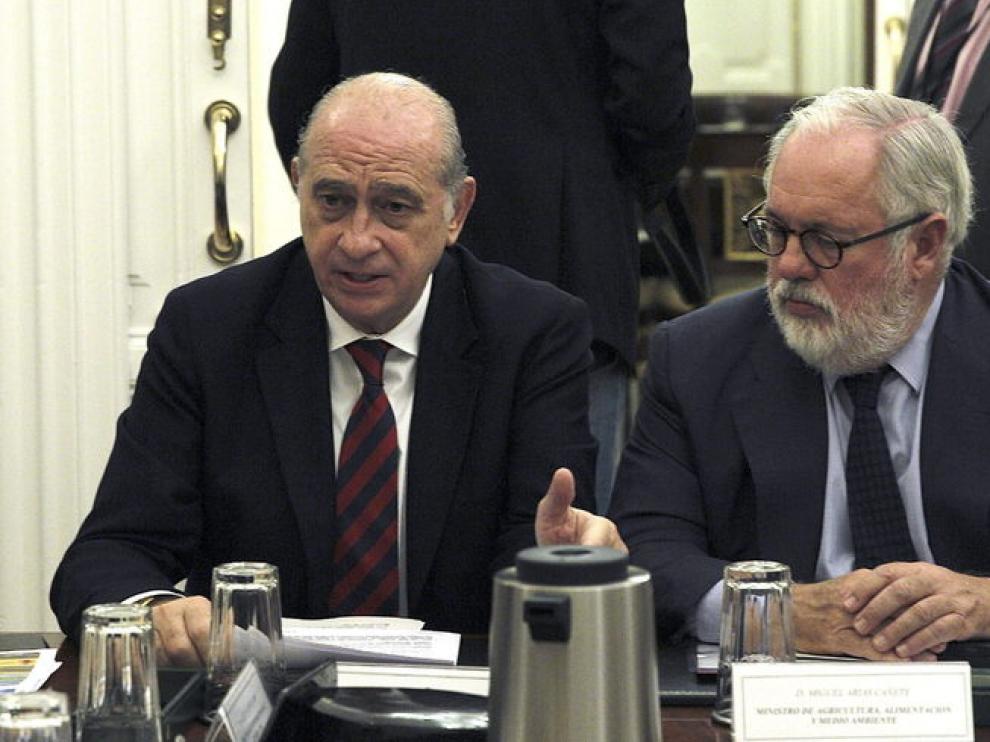 Fernández Díaz y Arias Cañete en la presentación de este miércoles.