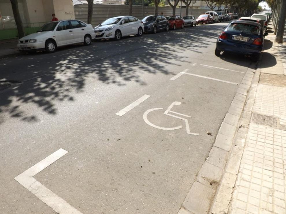 Plaza para minusválidos en la calle de Martínez de Velasco.