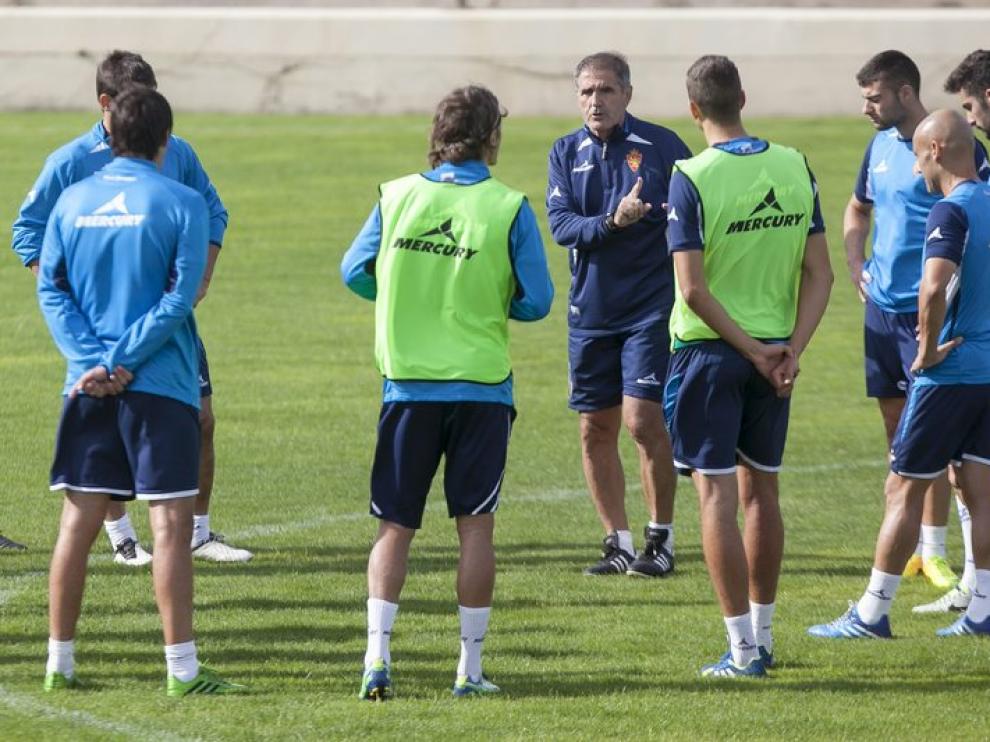 Paco Herrera, entrenador del Real Zaragoza, da indicaciones en un entrenamiento