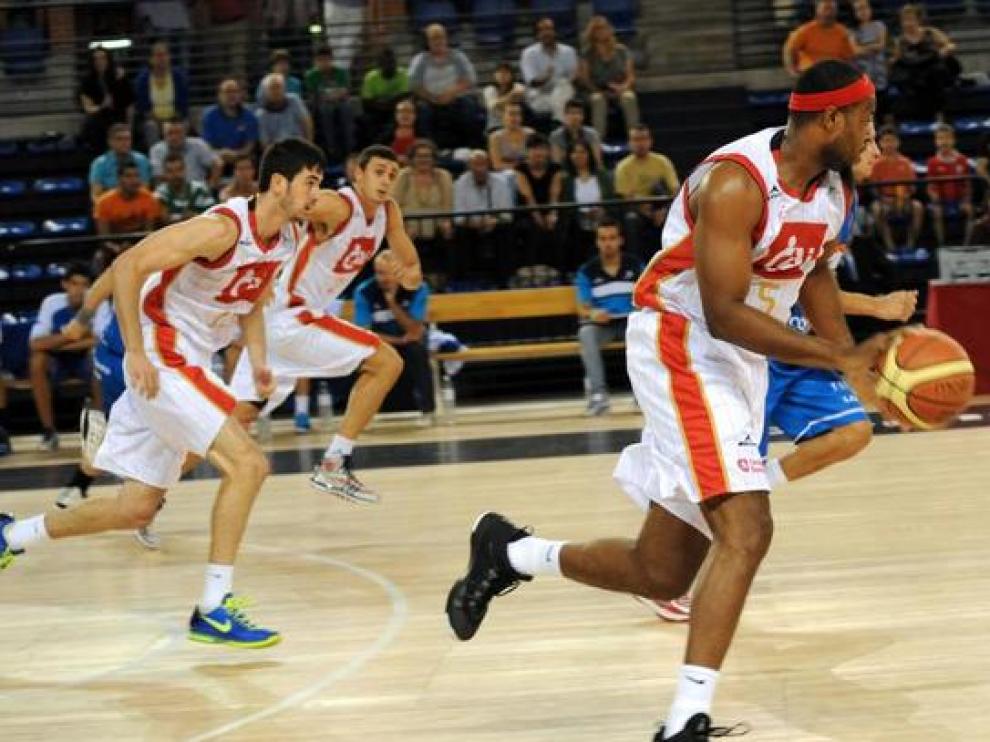 Jones inicia un contraaataque del CAI Zaragoza