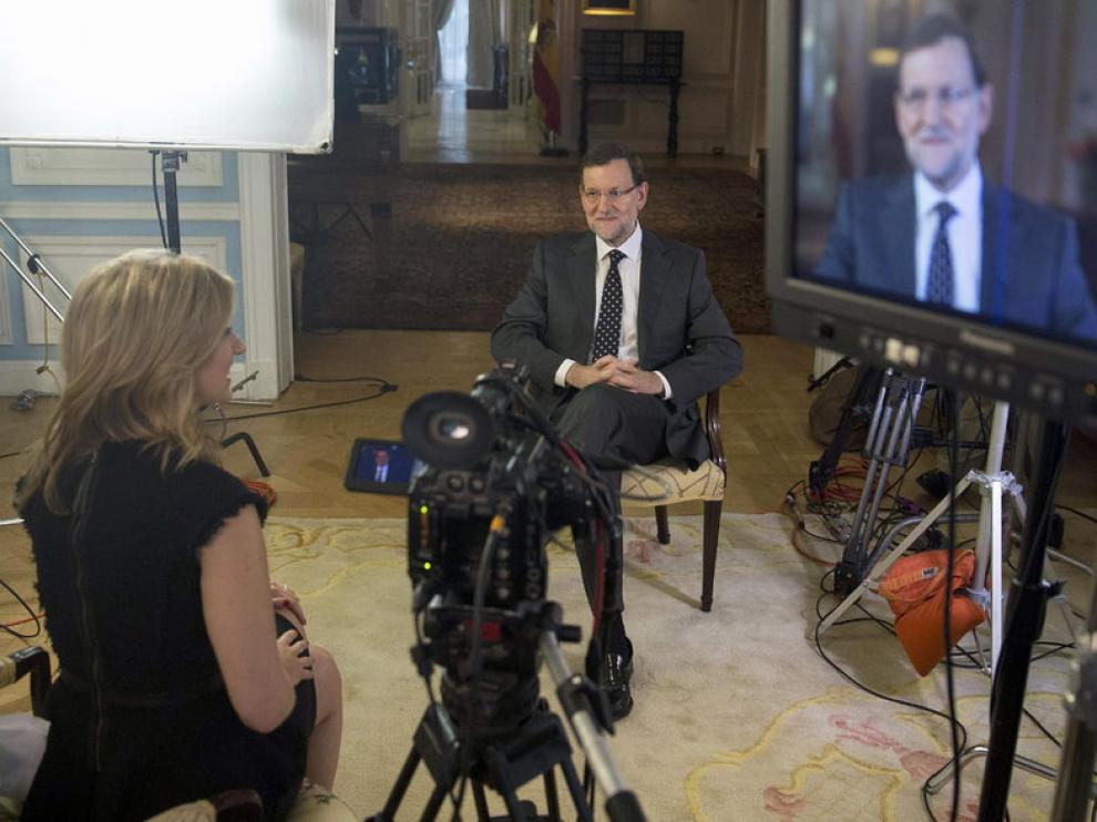 Mariano Rajoy (d), durante la entrevista que ha concedido a Bloomberg Televisión