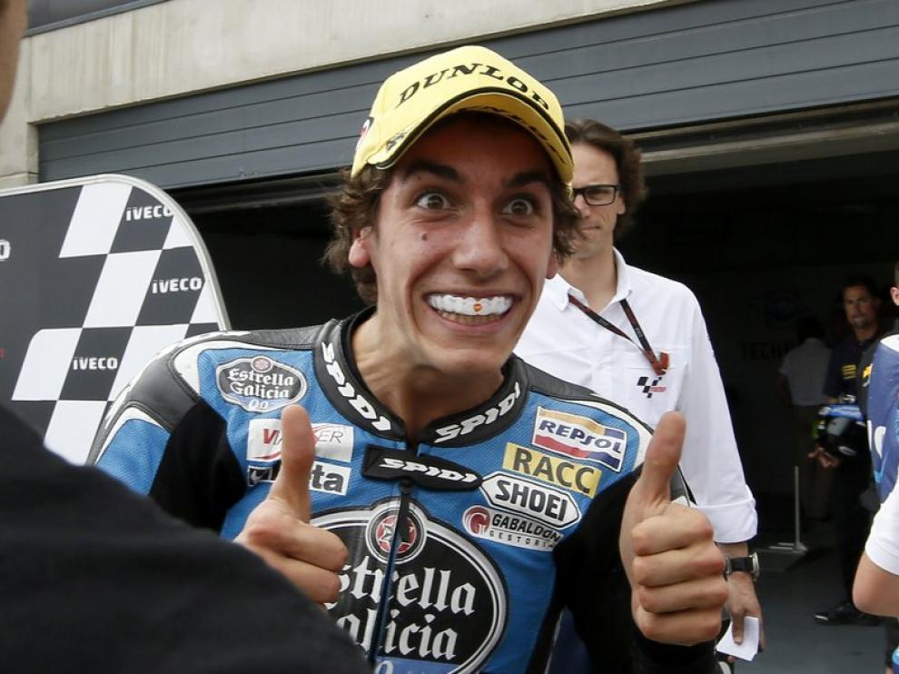 Expresivo gesto de felicidad de Álex Rins