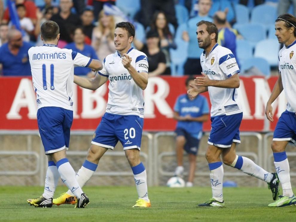 Henríquez celebra un gol del Real Zaragoza en La Romareda