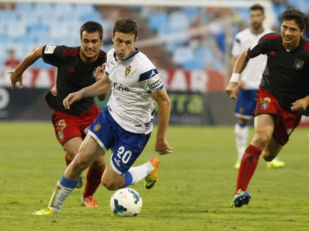 Henríquez, delantero del Real Zaragoza, encara la puerta rival