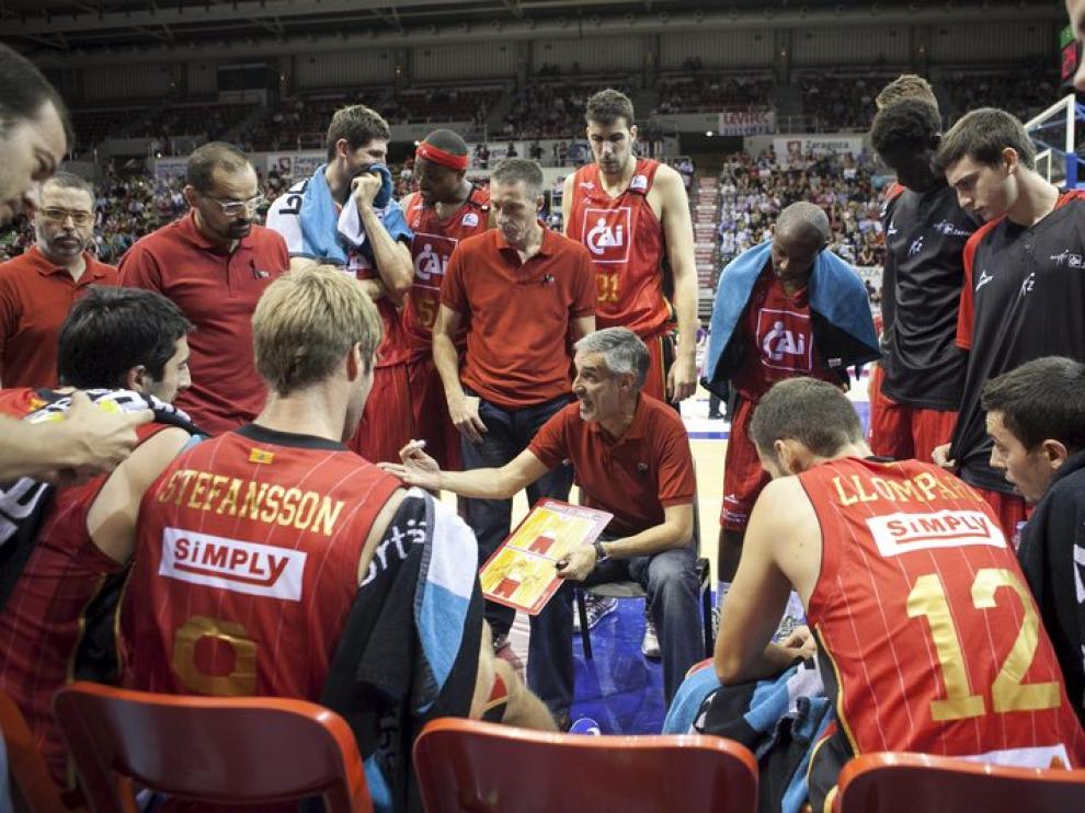 Abós da instrucciones a los jugadores del CAI