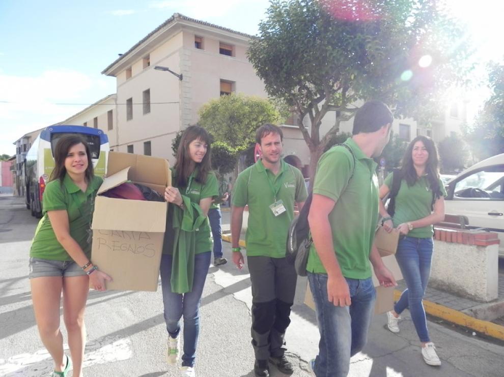 Los voluntarios de la Caravana por el Clima se disponen a iniciar la jornada en Tauste.