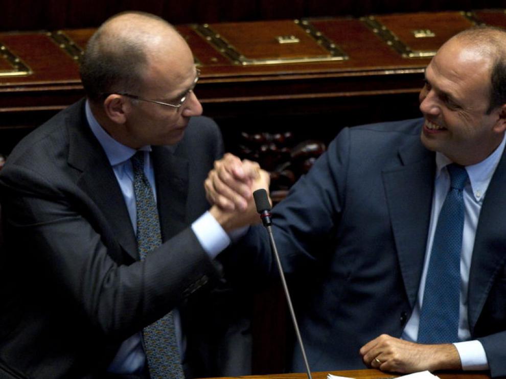 Enrico Letta (izquierda) estrecha la mano del viceprimer ministro Angelino Alfano