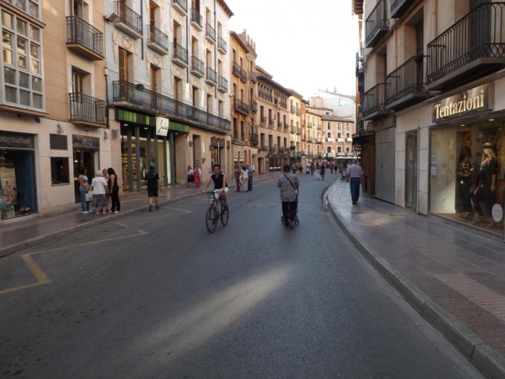 Ciclistas por el Coso Alto de Huesca