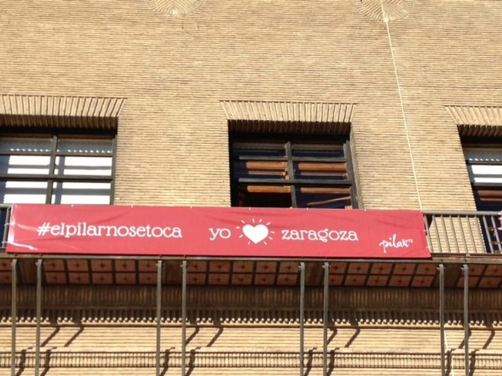 Pancarta en el Ayuntamiento de Zaragoza con el lema #elPilarnosetoca