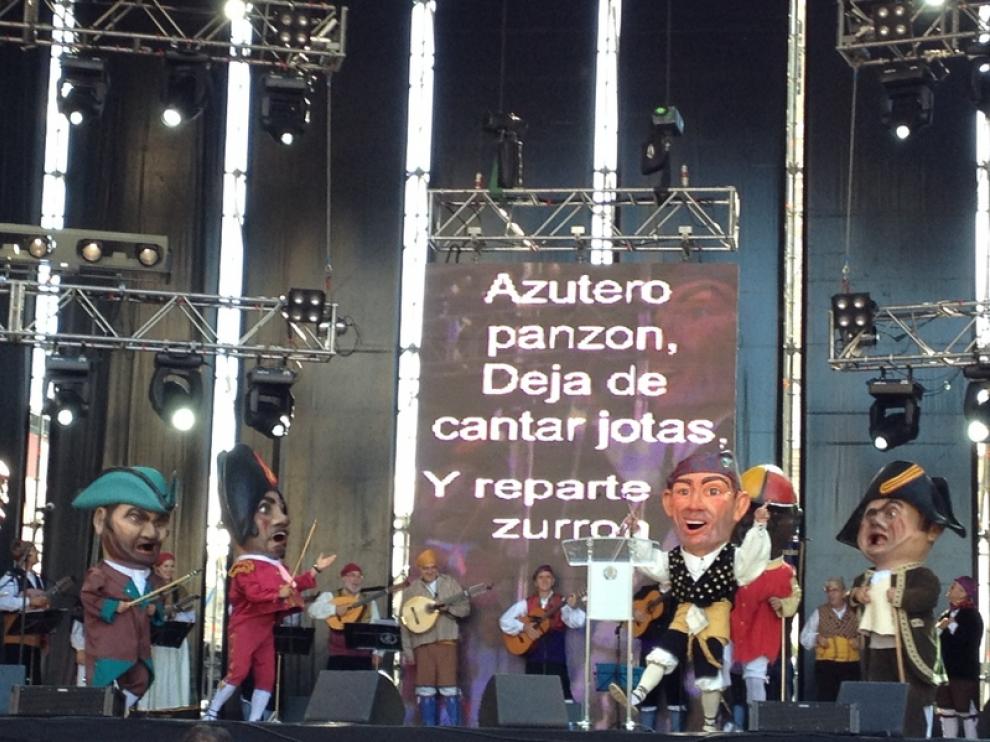 El cabezudo Jotero baila su canción