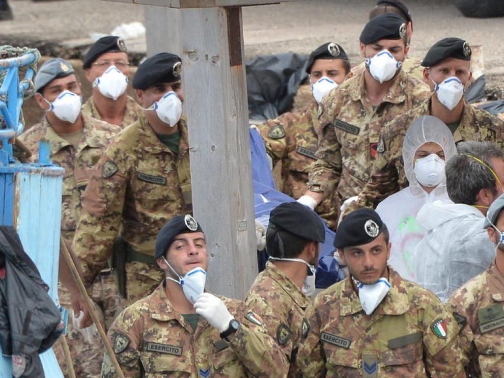 Soldados italianos implicados en las labores de rescate