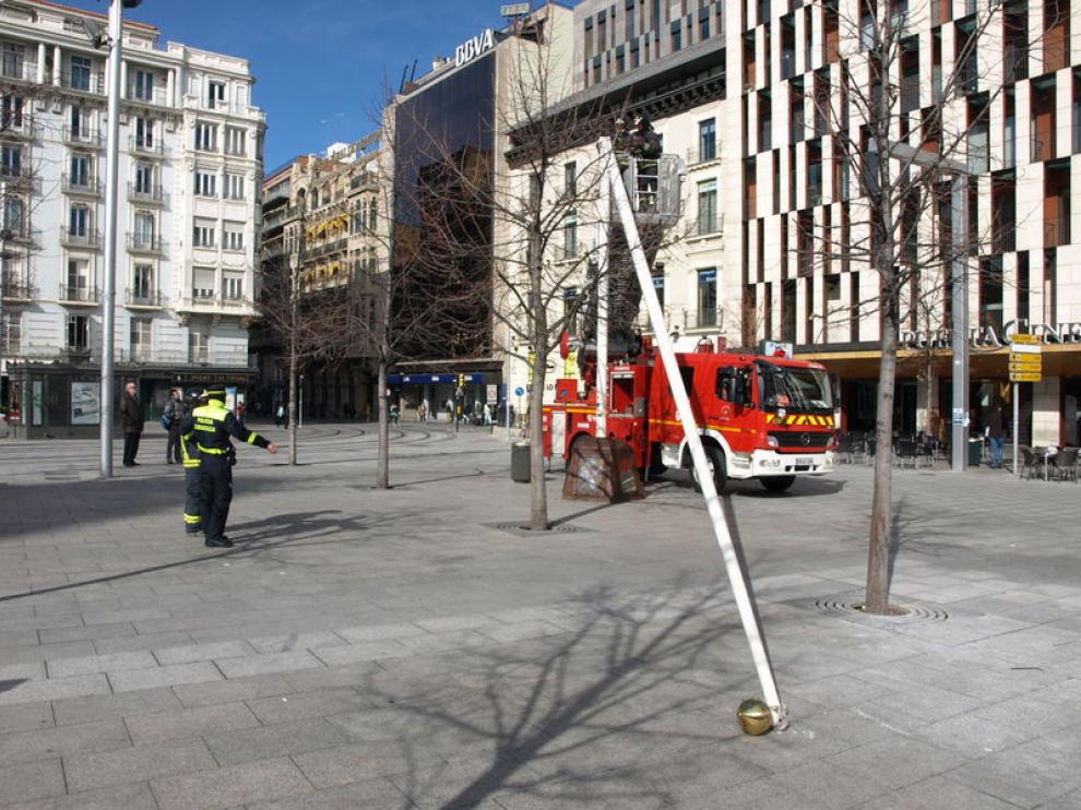 La Plaza de España, sin bandera