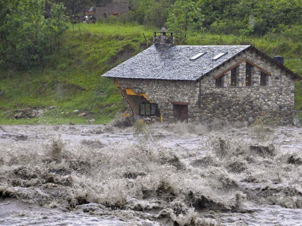 El río Ésera, a su paso por Benasque en junio