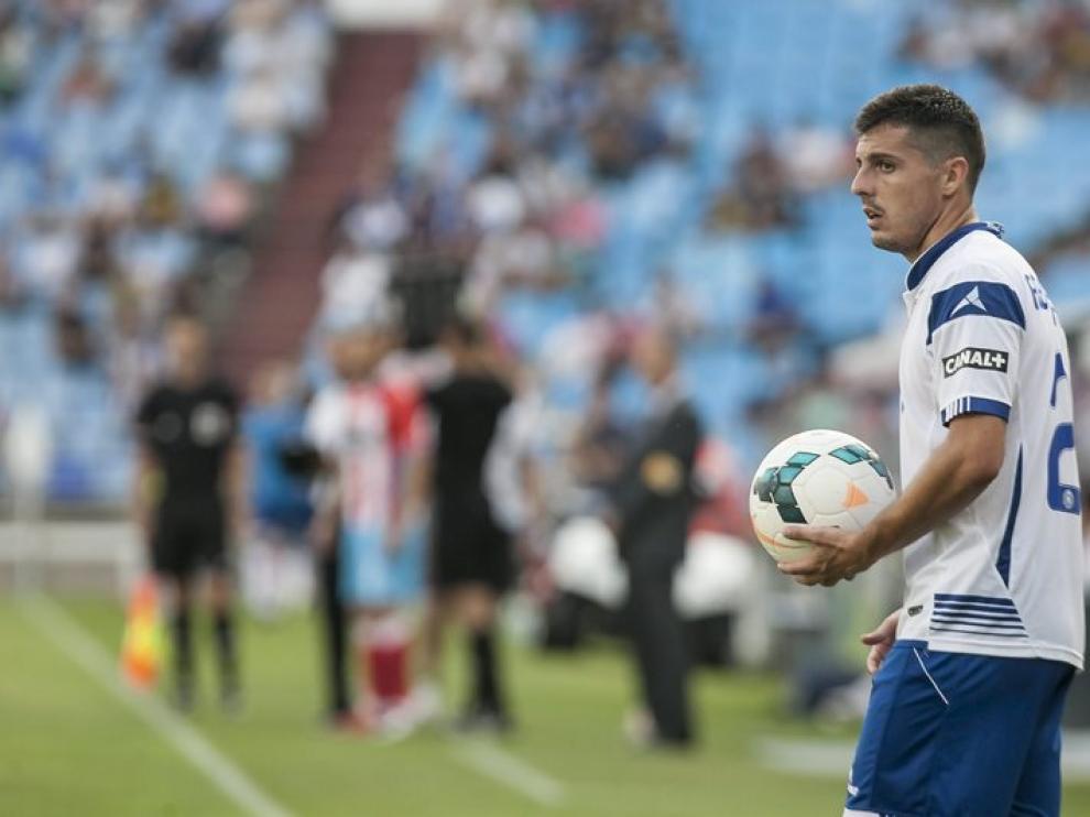 El jugador del Real Zaragoza Abraham, listo para sacar de banda