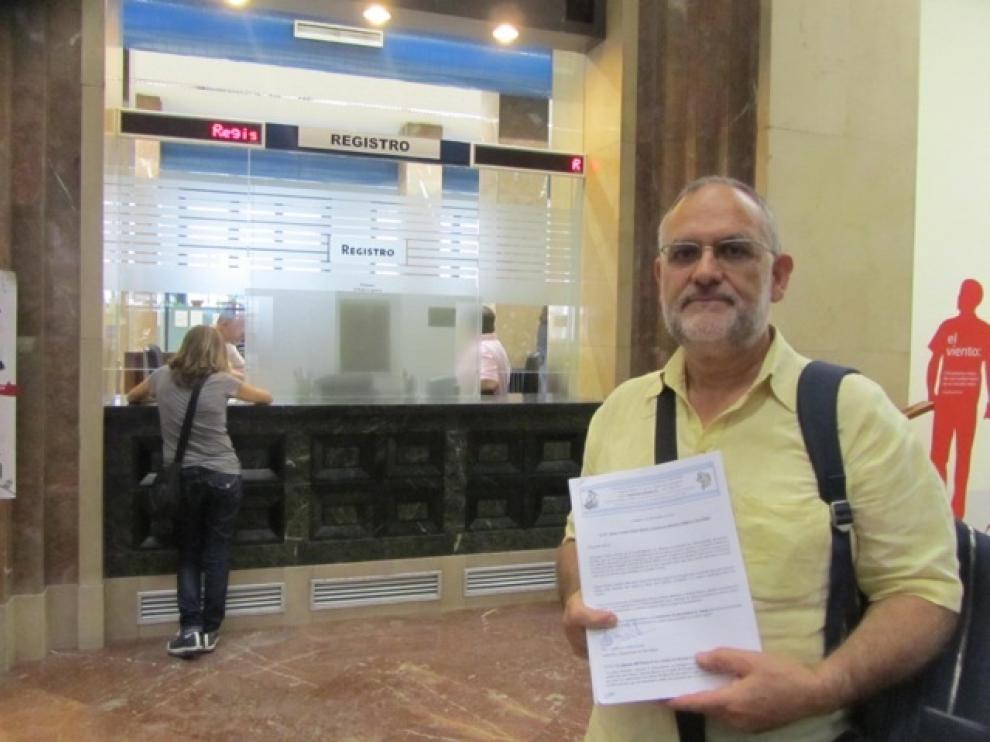 El secretario de la Asociación Movera Dos Ríos, Emilio de Arriba, entregando las firmas en el registro.