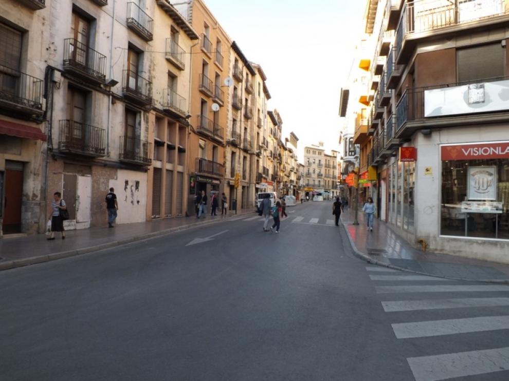 Gente paseando por el Coso este martes