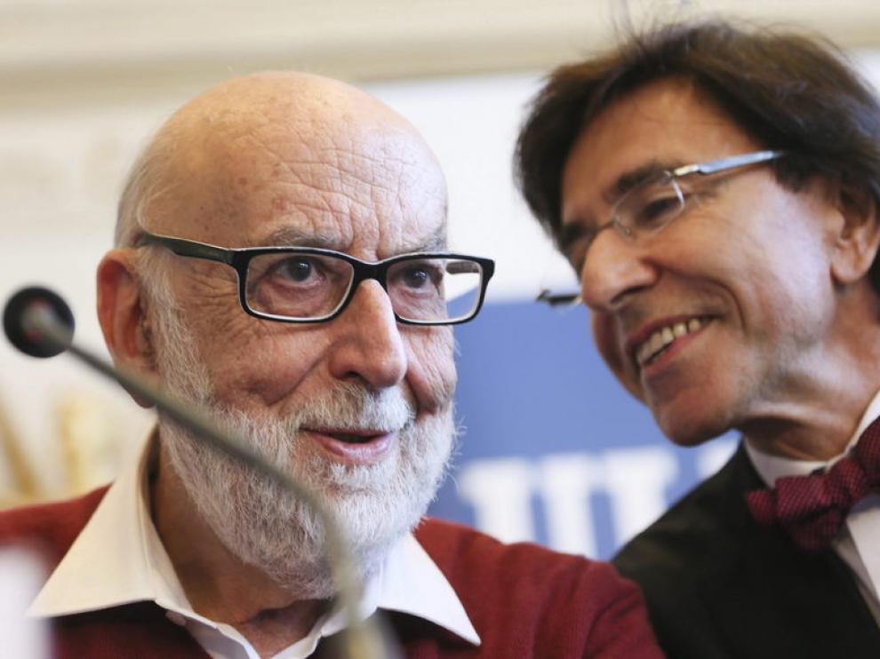 El físico belga François Englert (iz), uno de los ganadores del Nobel de Física junto al británico Peter Higgs