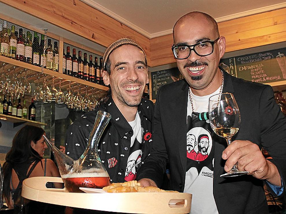 Gabriel y Álex quieren retomar la tradición del porrón en su local