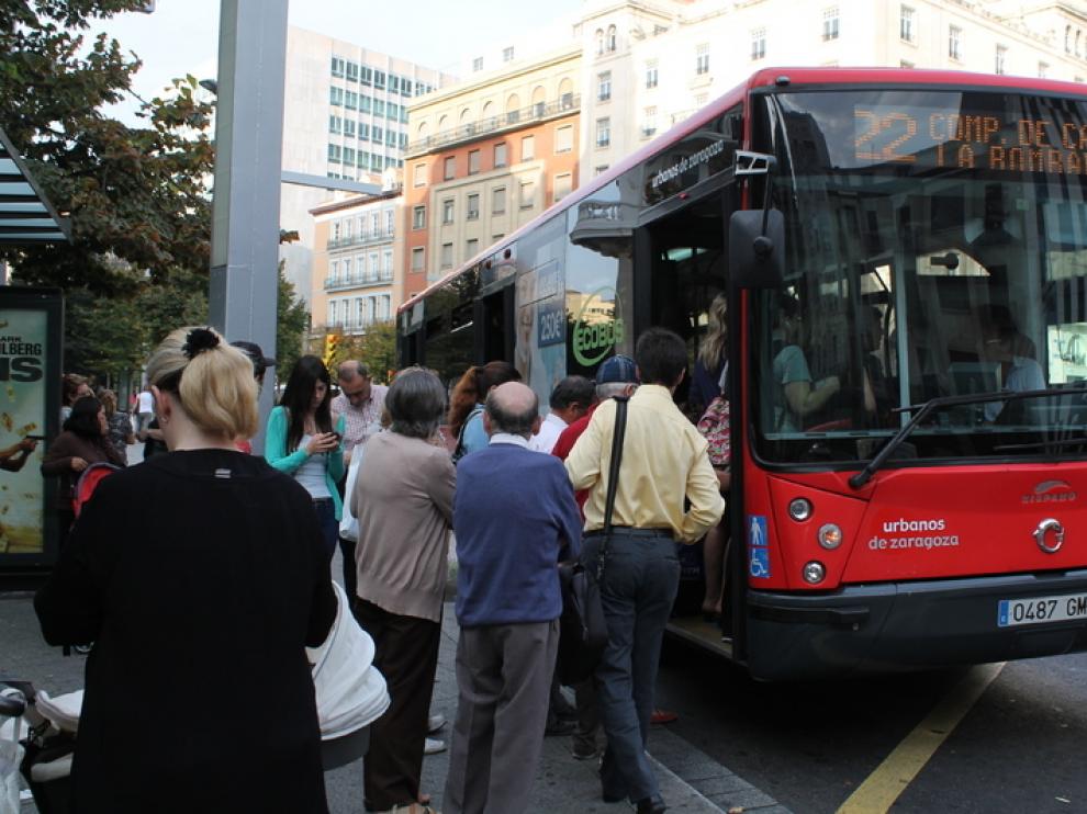 Varios viajeros suben a un bus de la línea 22