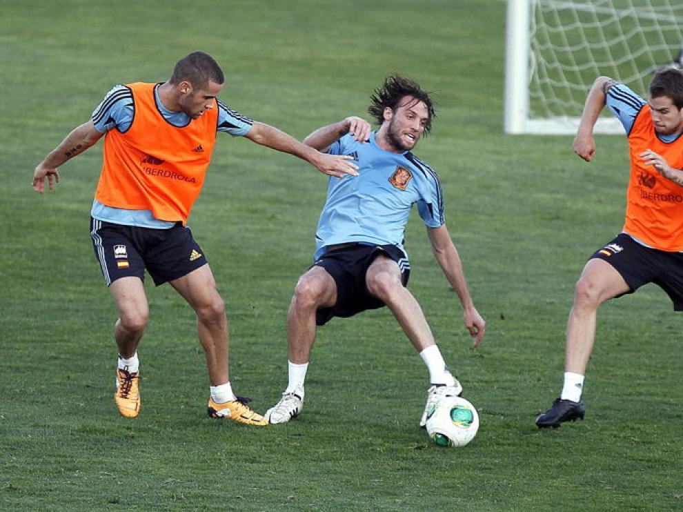 Pérez Cuesta, Mario Suárez y Michu, durante el entrenamiento
