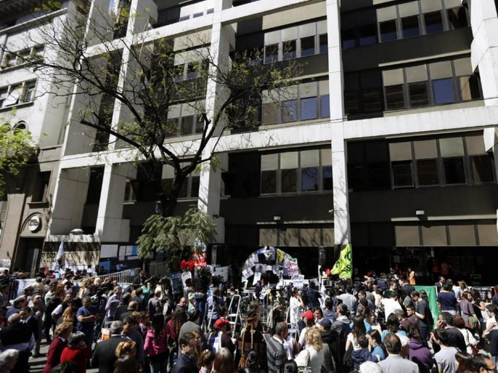Cientos de personas se han concentrado para dar su apoyo a la presidenta argentina
