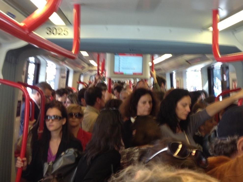 Un convoy hasta arriba de pasajeros