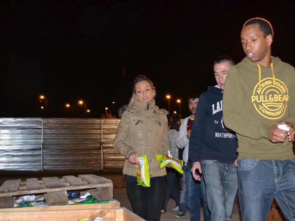 Algunos de los jóvenes que participaron en la colecta de alimentos