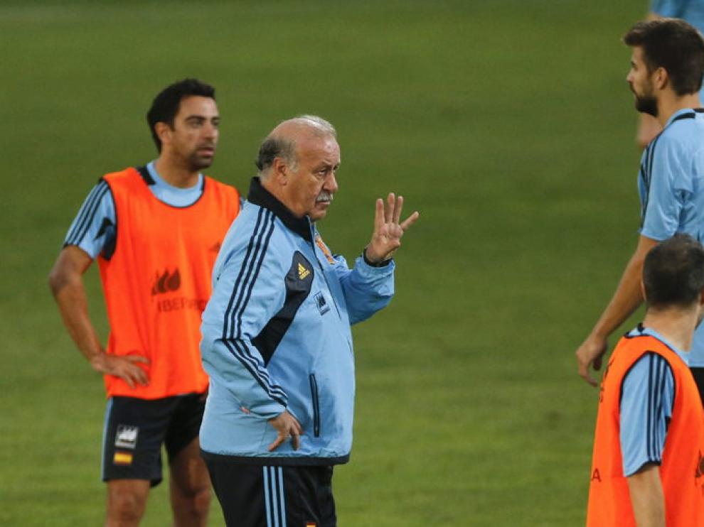 Del Bosque da indicaciones a sus hombres en una sesión de entrenamiento de España