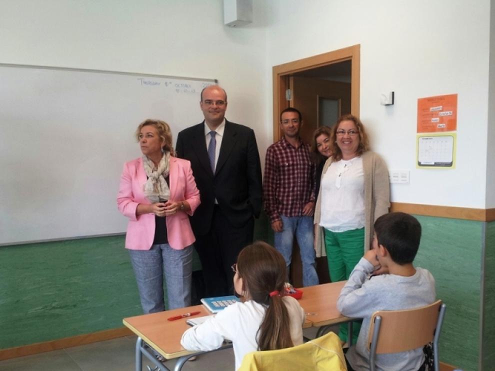 La consejera Dolores Serrat durante su visita al CEIP Monzón III