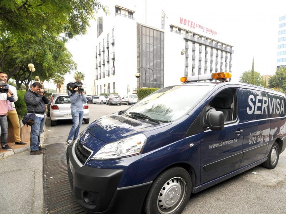 Vehículo funerario que traslada el cuerpo de María de Villota