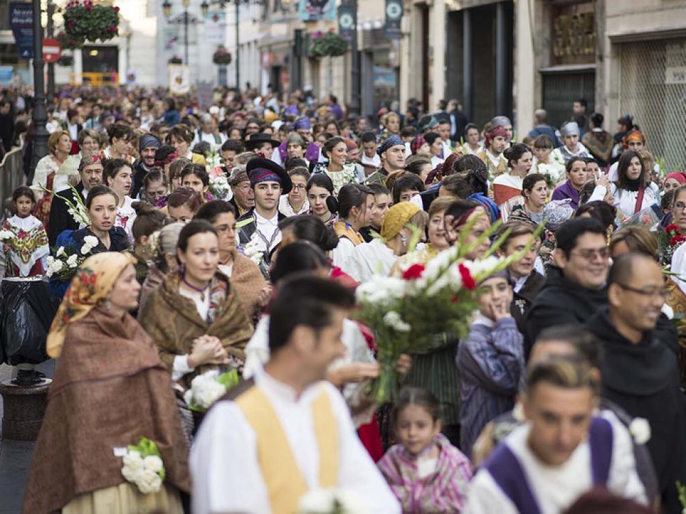 Zaragoza se vuelca un año más con la Ofrenda de Flores a la Virgen del Pilar