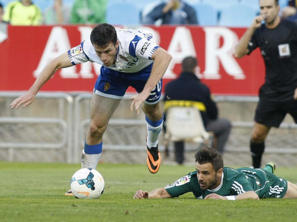 Ocón Arraiz, al fondo, en el partido entre el Real Zaragoza y la Ponferradina